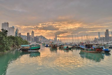Causeway Bay tayfun içinde otopark bir tekne 