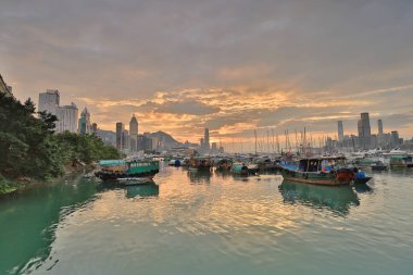 Causeway Bay tayfun içinde otopark bir tekne 