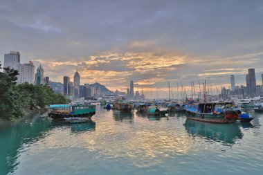 Causeway Bay tayfun içinde otopark bir tekne 