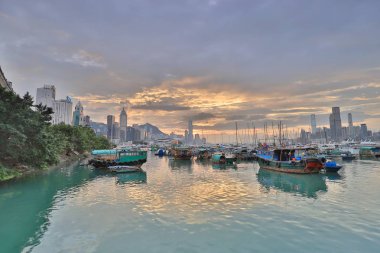 Causeway Bay tayfun içinde otopark bir tekne 