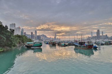 Causeway Bay tayfun içinde otopark bir tekne 