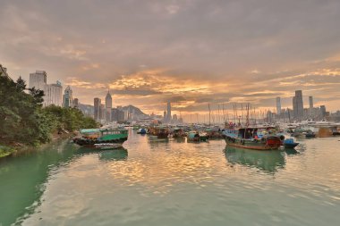 Causeway Bay tayfun içinde otopark bir tekne 