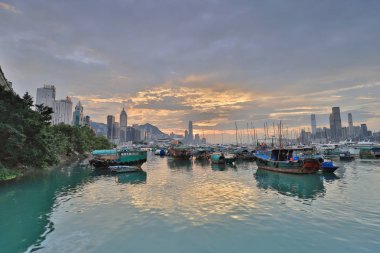 Causeway Bay tayfun içinde otopark bir tekne 