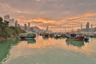Causeway Bay tayfun içinde otopark bir tekne 