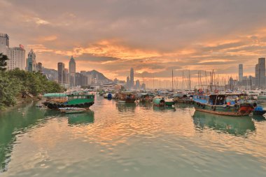 Causeway Bay tayfun içinde otopark bir tekne 