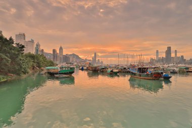 Causeway Bay tayfun içinde otopark bir tekne 