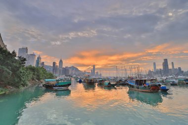 Causeway Bay tayfun içinde otopark bir tekne 