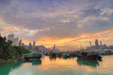 Causeway Bay tayfun içinde otopark bir tekne 