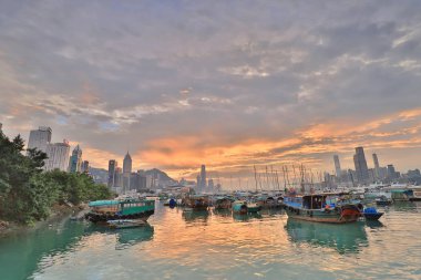 Causeway Bay tayfun içinde otopark bir tekne 