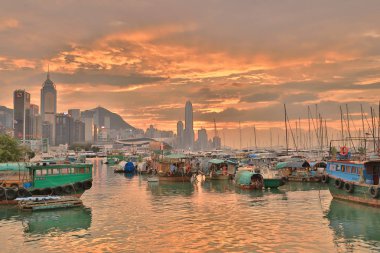 Causeway Bay tayfun içinde otopark bir tekne 