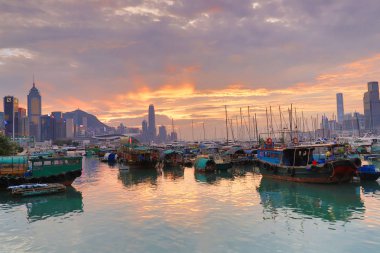 Causeway Bay tayfun içinde otopark bir tekne 