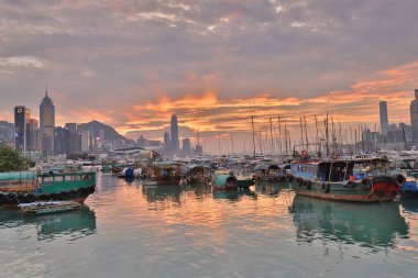 Causeway Bay tayfun içinde otopark bir tekne 