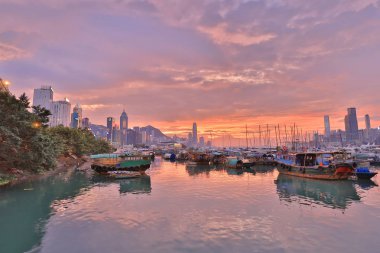 Causeway Bay tayfun içinde otopark bir tekne 