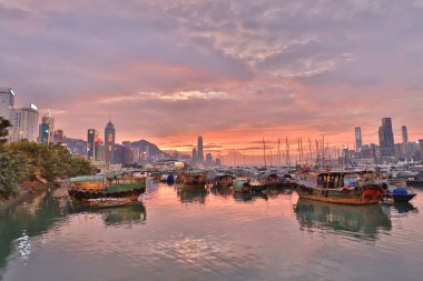 Causeway Bay tayfun içinde otopark bir tekne 