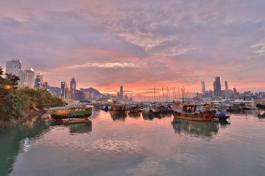 Causeway Bay tayfun içinde otopark bir tekne 