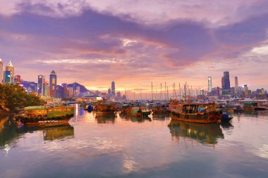 Causeway Bay tayfun içinde otopark bir tekne 