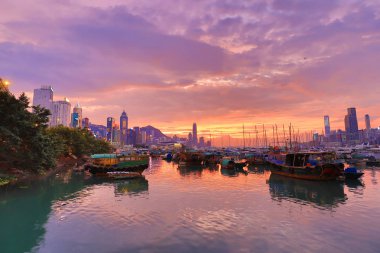 Causeway Bay tayfun içinde otopark bir tekne 