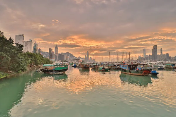 Causeway Bay tayfun içinde otopark bir tekne 