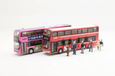 Çift katlı otobüs mini oyuncak figür ile
