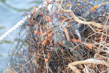 Balık tutma karışık bir sürü plastik halat ağlar 