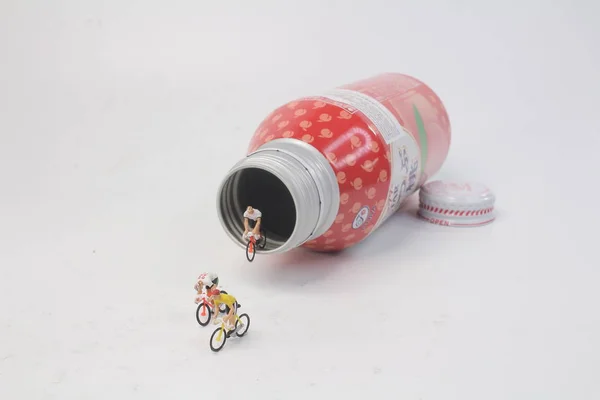 Una Figura Una Bicicleta Salen Botella — Foto de Stock