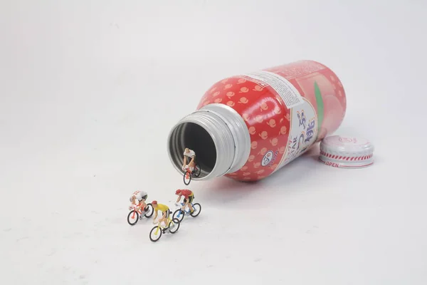 Uma Figura Uma Bicicleta Saem Garrafa — Fotografia de Stock