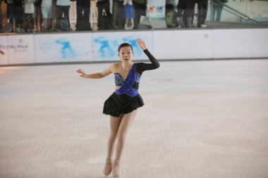 Genç kaykaycı buz üzerinde gerçekleştirir