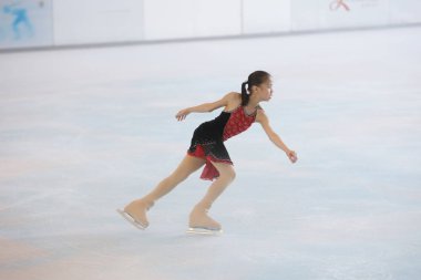 Genç kaykaycı buz üzerinde gerçekleştirir