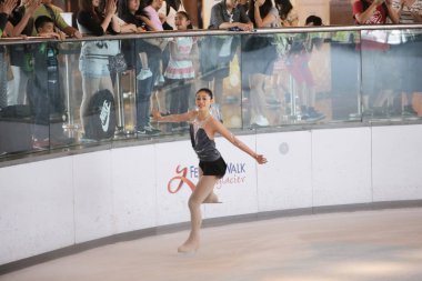 Genç kaykaycı buz üzerinde gerçekleştirir