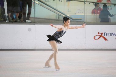 Genç kaykaycı buz üzerinde gerçekleştirir