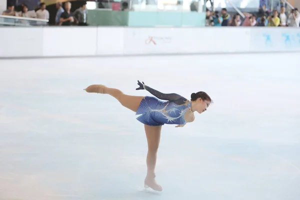 Jovem Patinador Executa Gelo — Fotografia de Stock