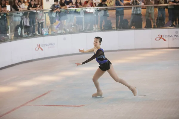 Young Skater Performs Ice — Stock Photo, Image