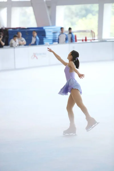 Jovem Patinador Executa Gelo — Fotografia de Stock