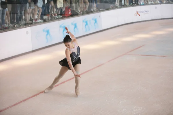 Young Skater Performs Ice — Stock Photo, Image