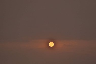 Kırmızı bir ay vardır color.at hong kong