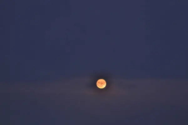 Луна Имеет Красный Колорит Гонконге — стоковое фото