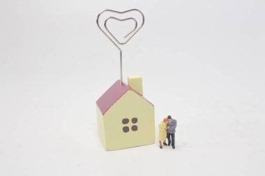 Mini insanlar aşık şirketten sarılmak. 