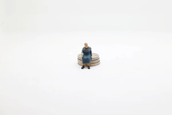 Фігура Сидить Стопі Монети Грошові Концепції — стокове фото