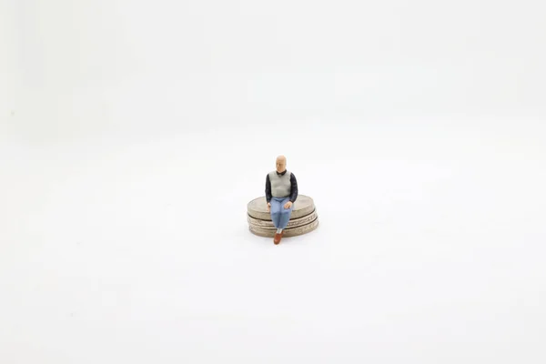 Figura Sentado Pilha Moeda Conceitos Dinheiro — Fotografia de Stock