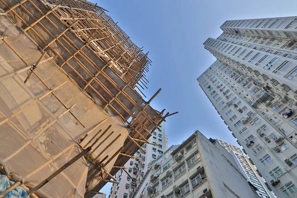 結構広空の下で都市の建物の建設 — ストック写真