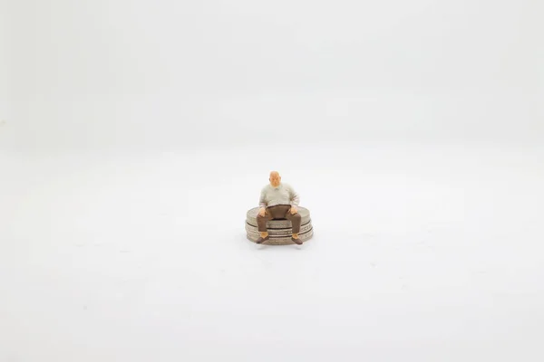 Фігура Сидить Стопі Монети Грошові Концепції — стокове фото