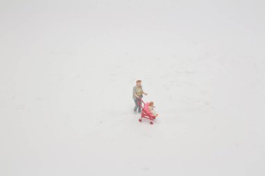 Anne ve bebek figürü bebek arabası 