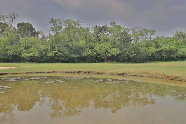Golfplatz Mit Herrlichem Grün Und Teich — Stockfoto