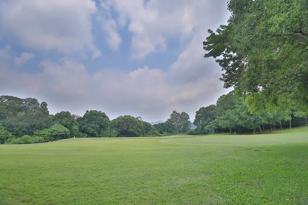 Ein Grüner Golfplatz Fairway Cart Pfad Bewölkt — Stockfoto