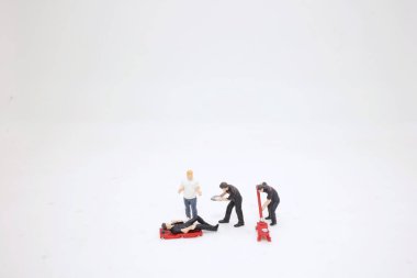 Küçük bir araba tamircisi.