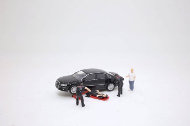 Mini işçiler motor tamircisi olarak çalışıyorlar.