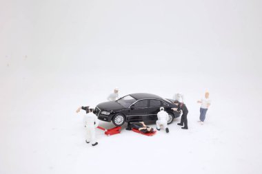 Mini işçiler motor tamircisi olarak çalışıyorlar.