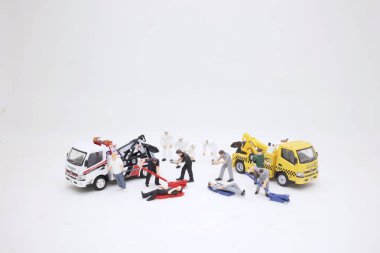 çekici kamyonu ile işçi figür