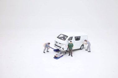 Mini işçiler motor tamircisi olarak çalışıyorlar.