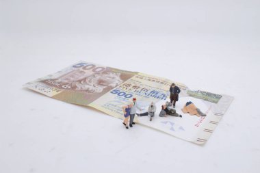 Banka dekontunda mini dilenci yalvarır